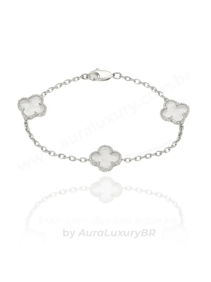 Pulseira em prata 925 com detalhes em formato de flor, design elegante e acabamento premium