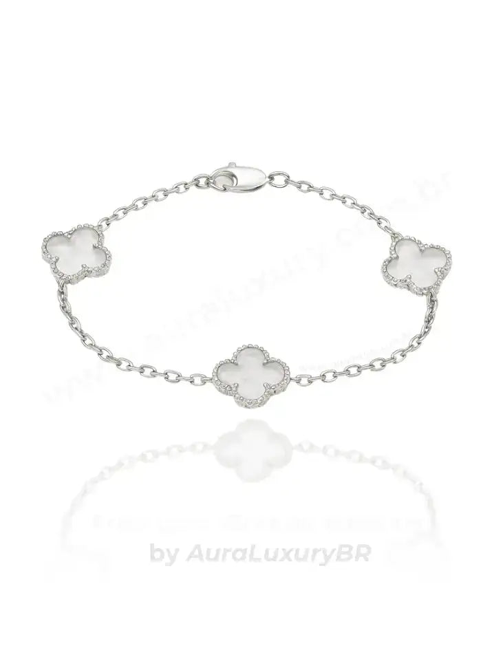 Pulseira em prata 925 com detalhes em formato de flor, design elegante e acabamento premium