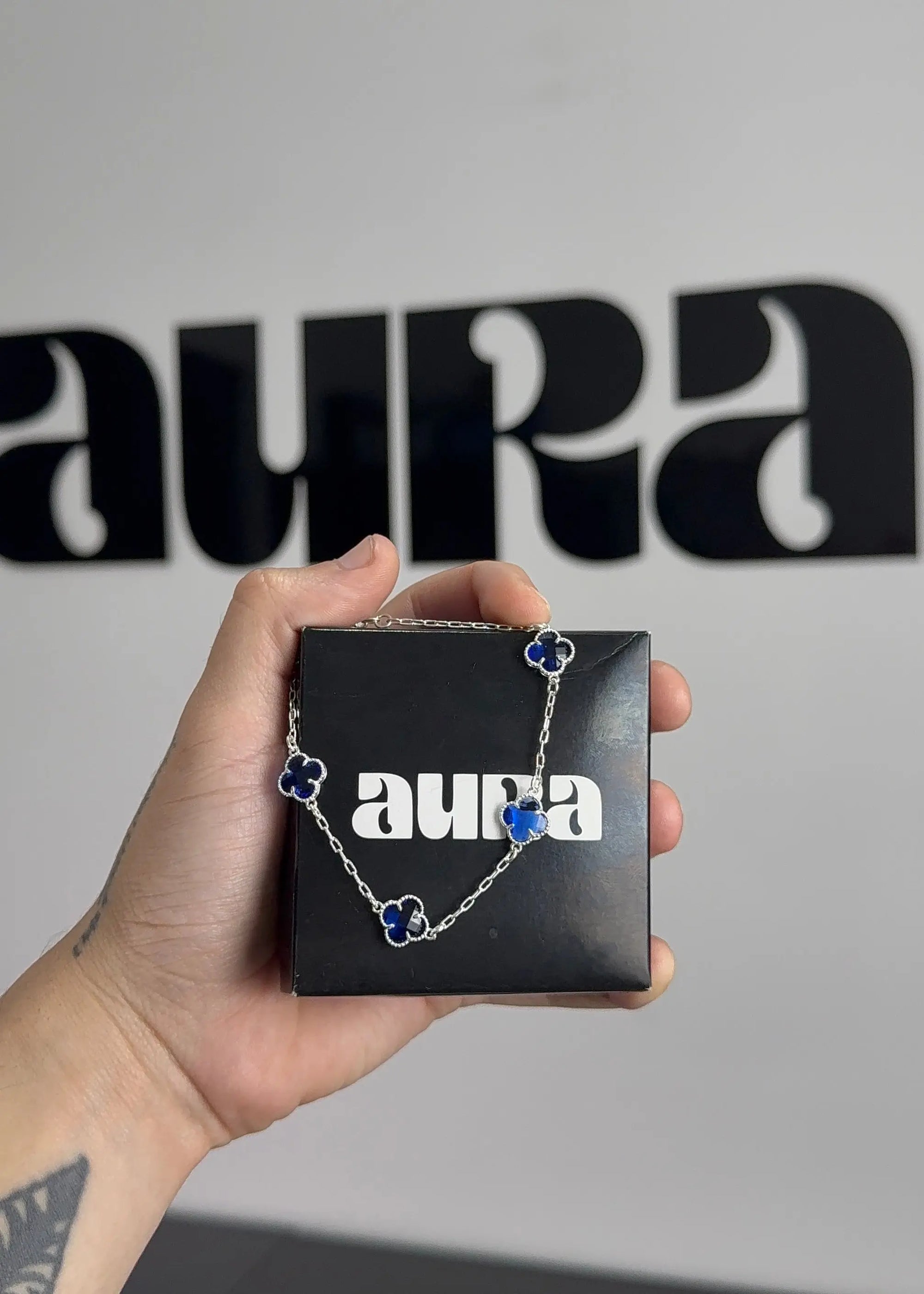 Colar de prata 925 com detalhes em azul, design exclusivo e acabamento premium, ideal para presentear.