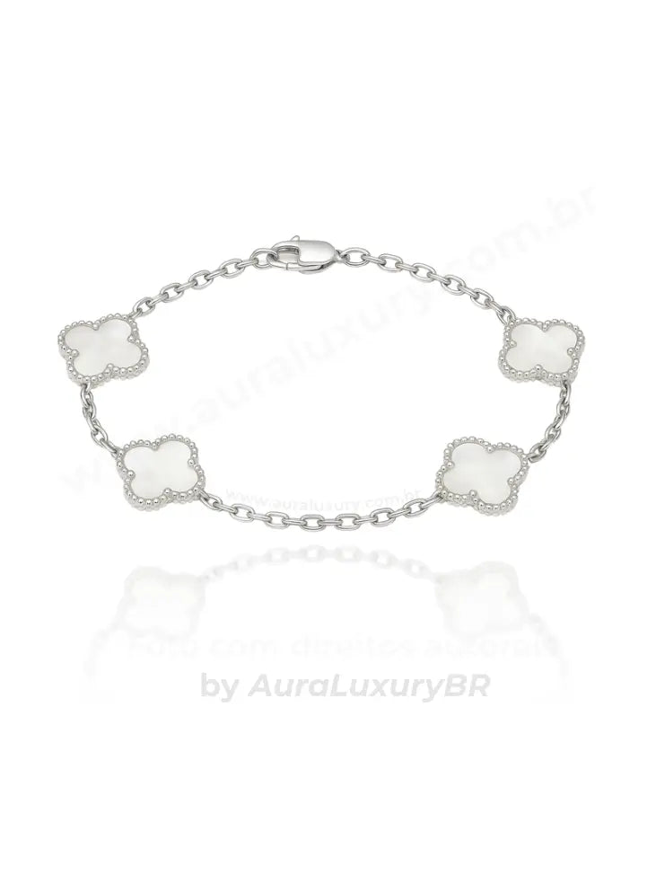 Pulseira em prata 925 com detalhes em formato de flor e acabamento premium, ideal para joias elegantes.