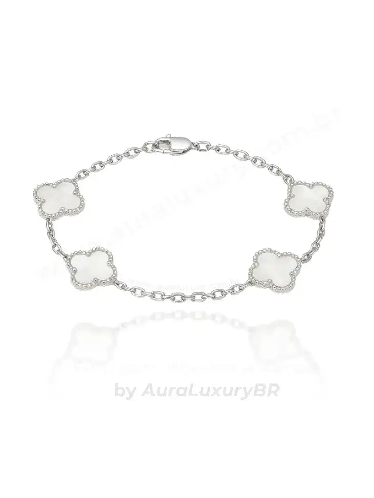 Pulseira em prata 925 com detalhes em formato de flor e acabamento premium, ideal para joias elegantes.